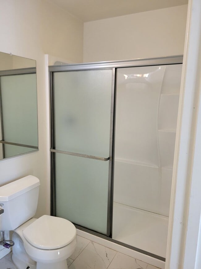 Building Photo - Plenty of Natural Light! Spacious Townhous...