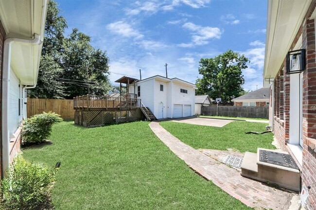 Building Photo - 6622 Park Ln