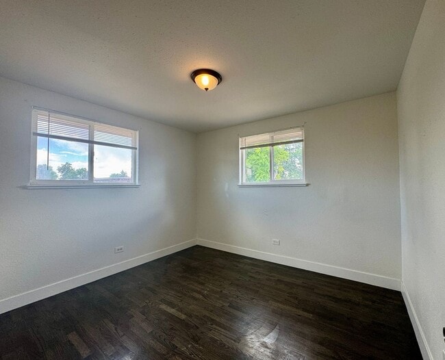 Building Photo - 2 Bedroom 1 Bath In Lakewood! Available Now!!
