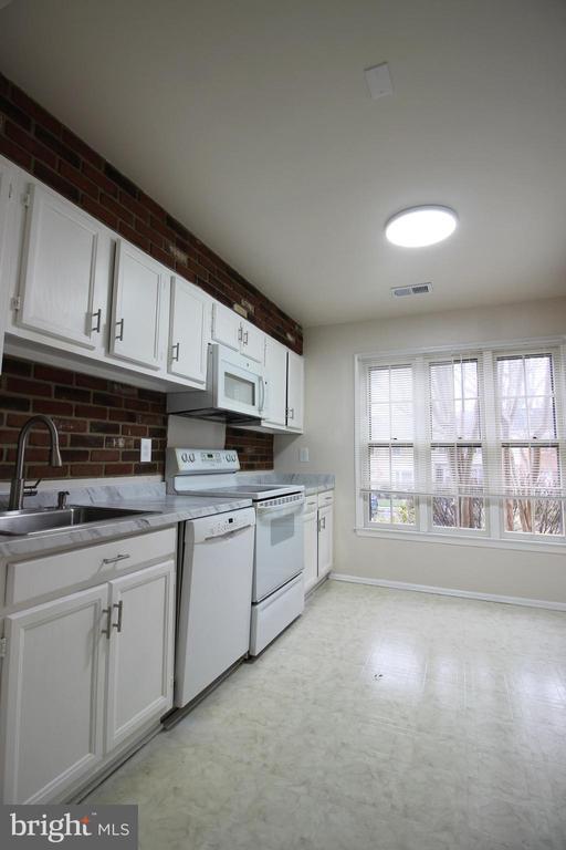 Building Photo - 7765 Brandeis Way