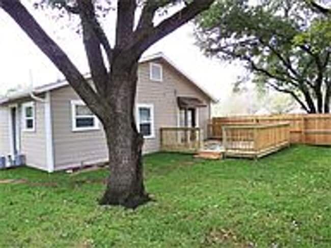 Building Photo - AUG 2026 MOVE IN! UPDATED 2/2 HOUSE IN BRYAN