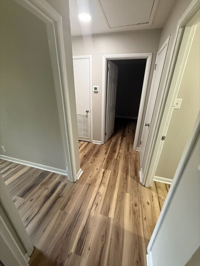 Building Photo - $500 Off First Month! Updated 2 Bedroom in...