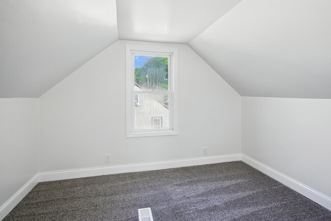 Building Photo - 429 W Bernhard Ave