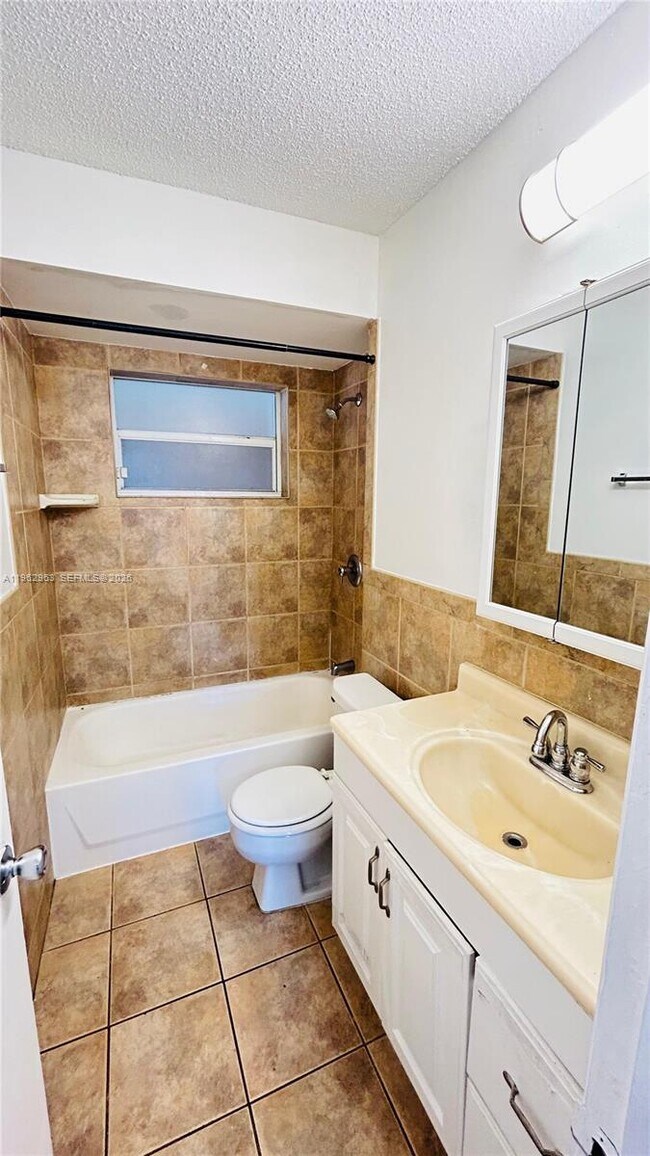 Building Photo - 978 SW 10th Dr