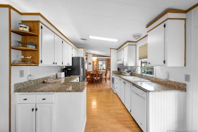 Building Photo - 7894 SE Saratoga Dr