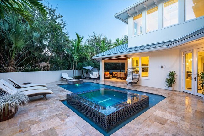 Building Photo - 545 SW Indianola St