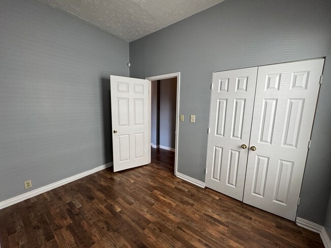 Building Photo - 802 Iowa St