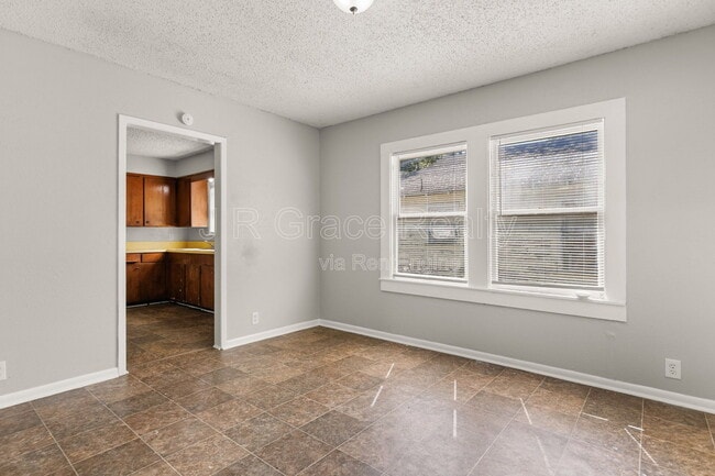Building Photo - 807 W Sabine St