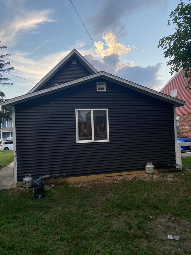 Building Photo - Beautiful new exterior on classic Harters ...