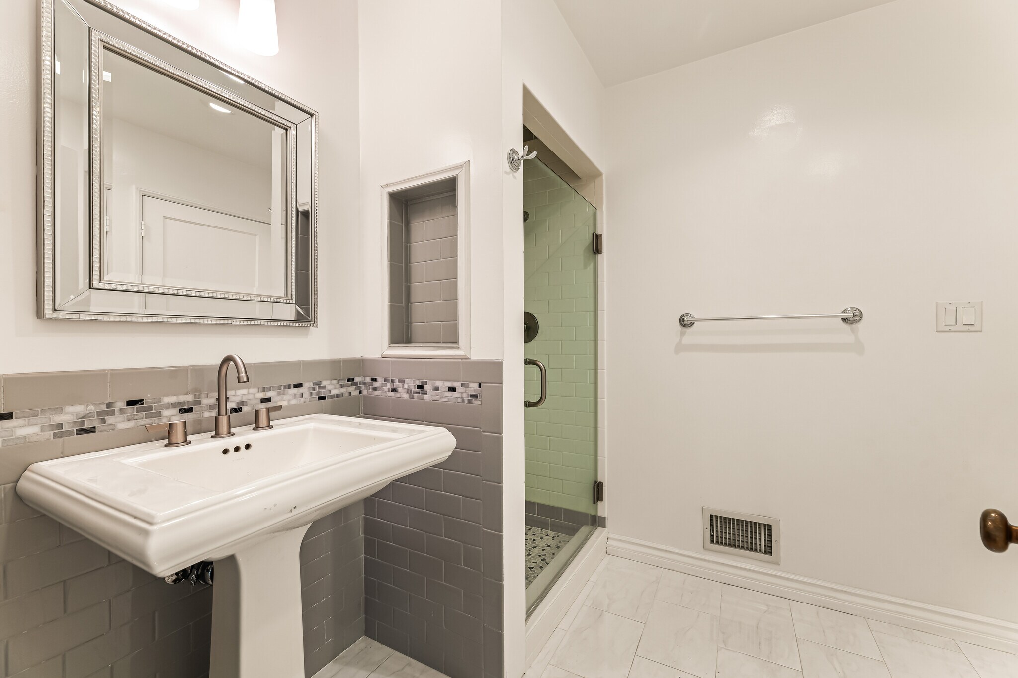 Building Photo - 2450 Hermosita Dr