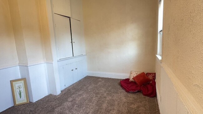 Building Photo - 629 Otter Ave