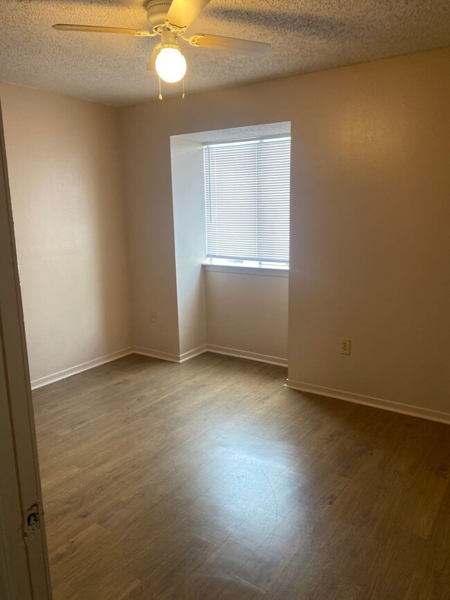 Building Photo - 2 bedroom 2 bath town home in a gated comm...