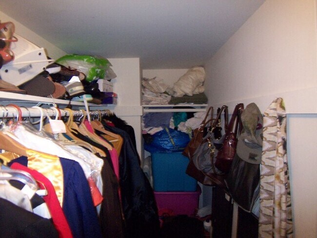 Building Photo - SAVE ALMOST $200 SPECIAL* Sail into this 2BR 1BA at the Mayflower Condominiums in Alexandria incl...