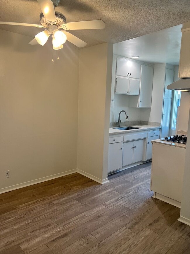 Building Photo - Second-floor 1-bedroom apartment in Whittier.