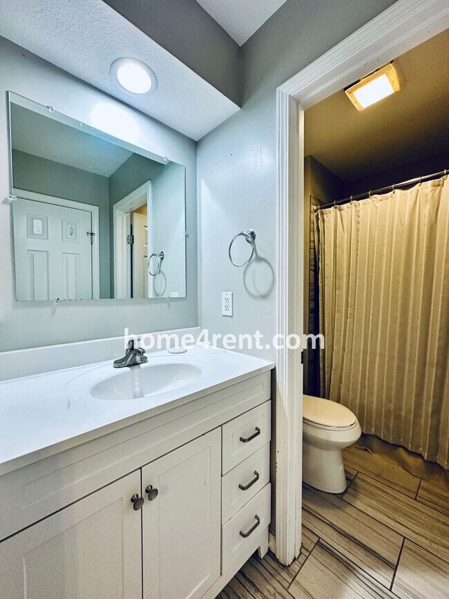 Building Photo - Lovely Lee's Summit Home w/ an Updated Kitchen, Finished Basement, Fenced Yard in a Quiet Neighbo...