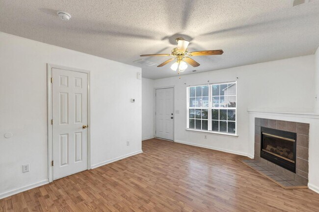 Building Photo - Townhome Close to Amenities!