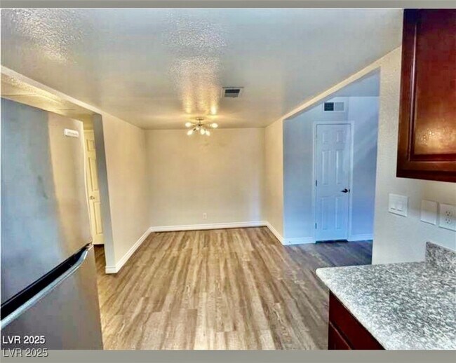 Building Photo - 5260 River Glen Dr