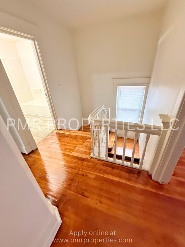 Building Photo - 3 Bedrooms / 1 Bathroom House