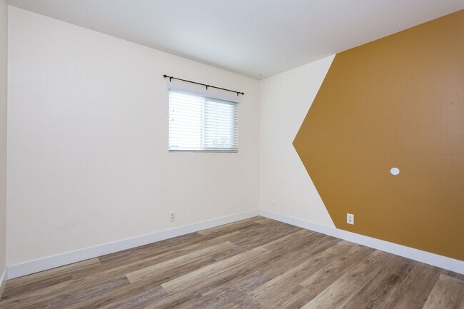 Building Photo - Charming Two Story Home!