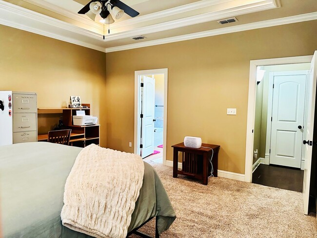 Building Photo - 459 Long Acre Dr