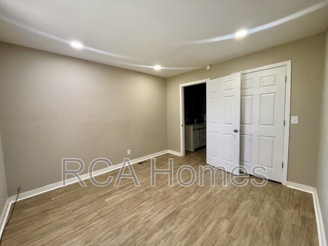 Building Photo - 3835 N Kenwood Ave