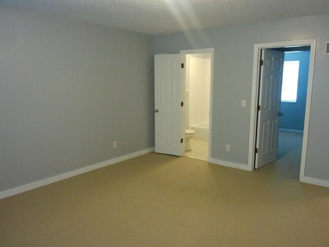 Building Photo - 909 W 41st Pl