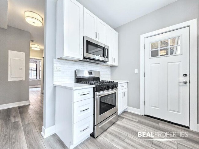 Building Photo - 2 bedroom in CHICAGO IL 60613