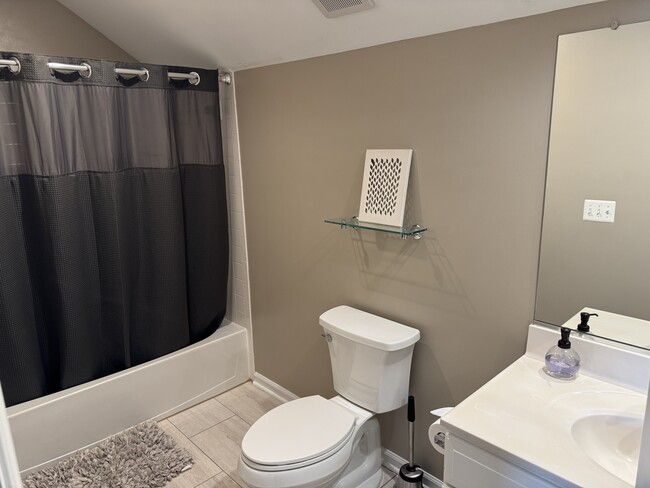Building Photo - 102 Oak Knoll Terrace