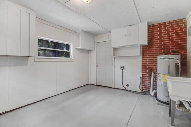 Building Photo - 3 BR, 1.5 BA Brick Ranch in Goldsboro