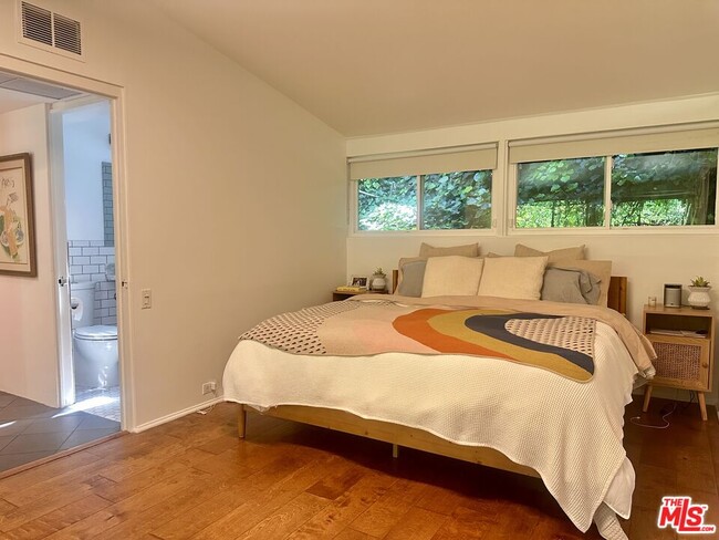 Building Photo - 8350 Lookout Mountain Ave