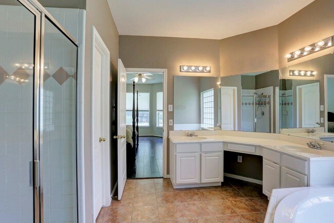 Building Photo - 18042 Somerset Knolls Ct