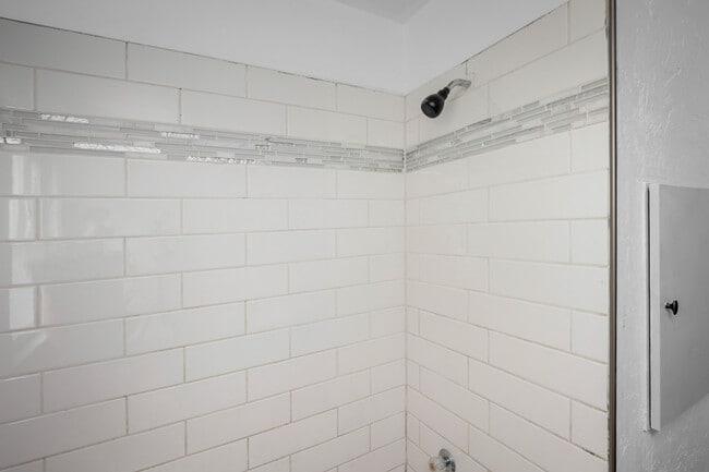 Building Photo - 1925 NW Oak Ave