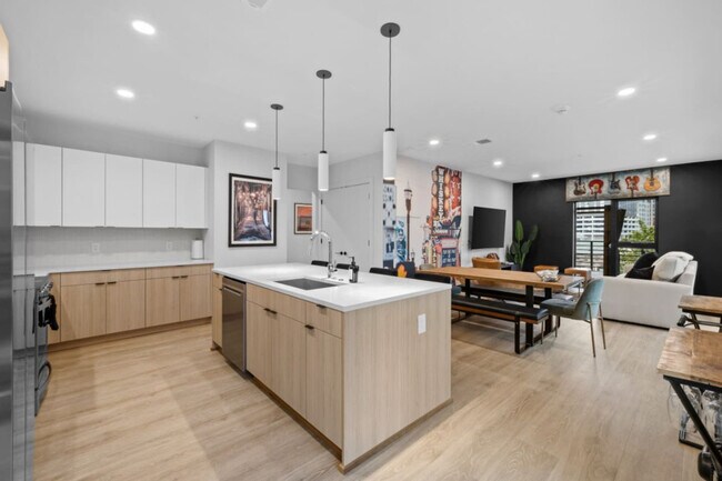 Building Photo - 635 7th Ave S