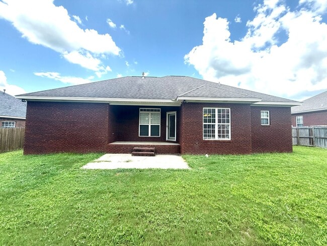 Building Photo - ** 4 bed 2 bath located by Prattville High...