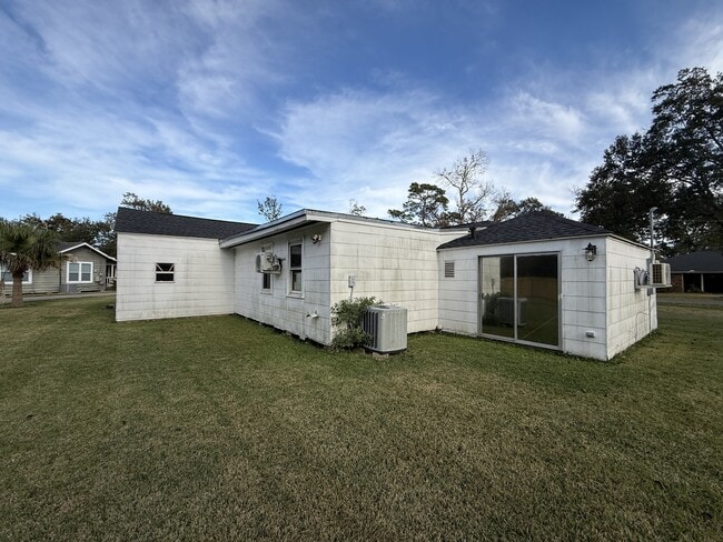 Building Photo - 6899 Jefferson Blvd