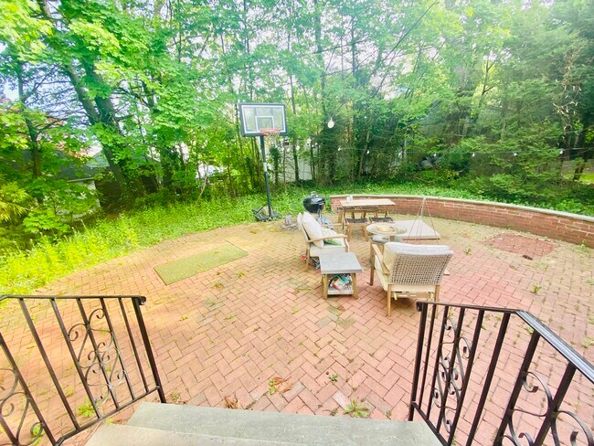 Building Photo - 14 Windsor Rd