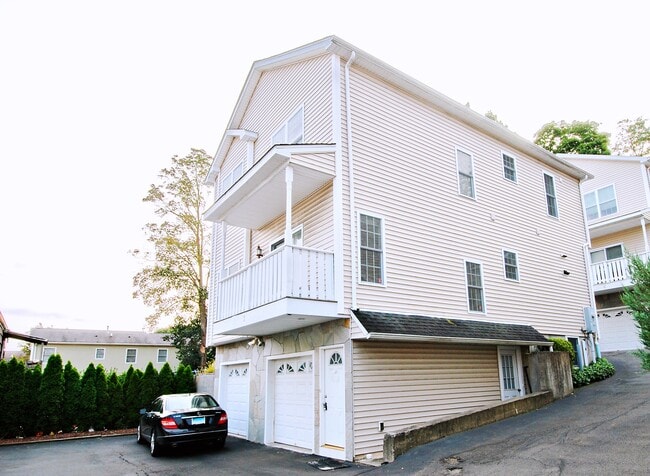 Building Photo - 638 Hope St