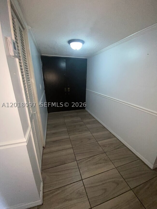 Building Photo - 13951 Kendale Lakes Dr