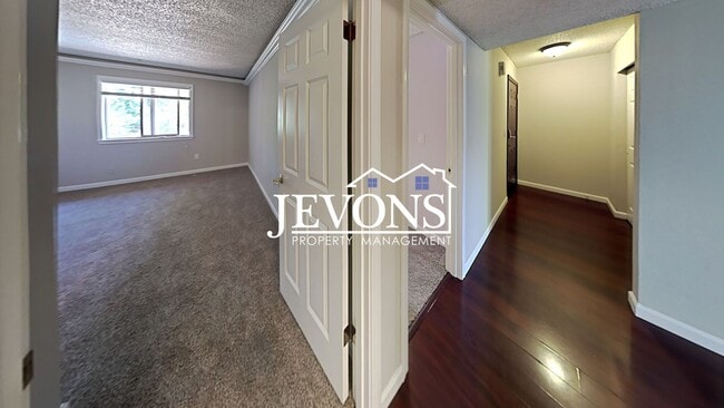 Building Photo - Charming top-floor condo with fully equipp...