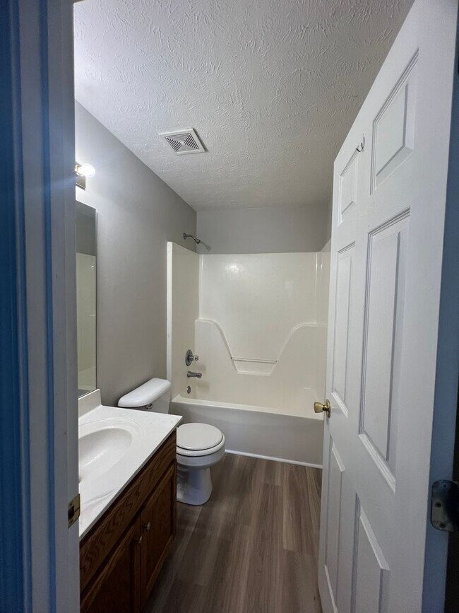 Building Photo - 1505 Center Pointe Dr