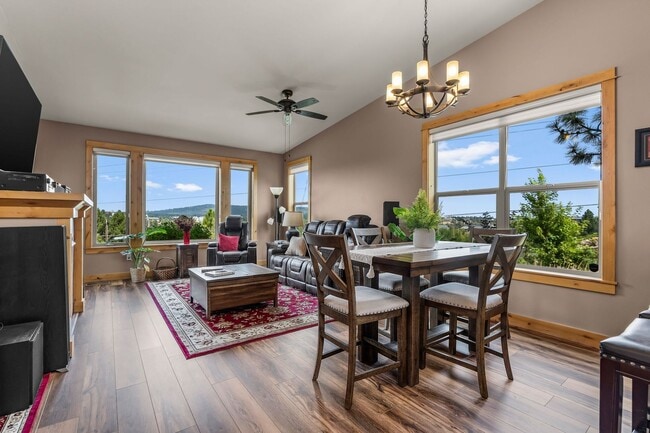 Building Photo - 3 Bed 2.5 bath plus Office/den-Townhome-Ri...