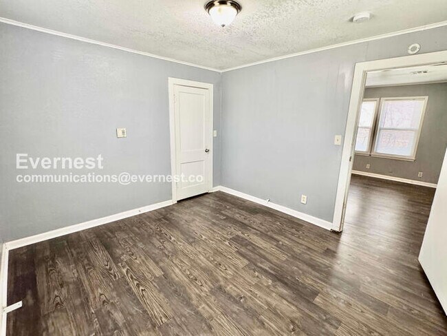 Building Photo - 3 Bed, 2 Bath with Fenced Yard / Pet-Friendly / Available Now!