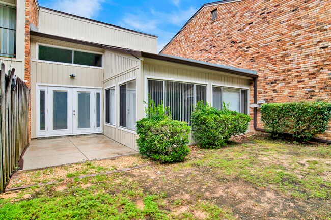 Building Photo - Freshly Renovated Townhome near Perdido Ba...