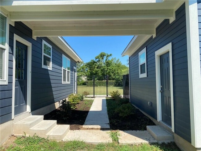 Building Photo - 606 W 1st St