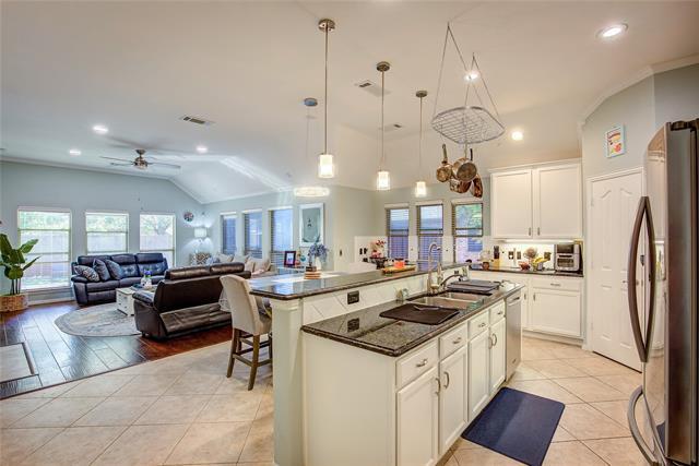 Building Photo - 2472 Deerwood Dr