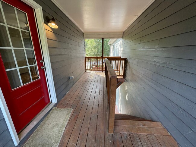 Building Photo - Large, updated 5 BR 2.5 BA in Carrboro, cl...