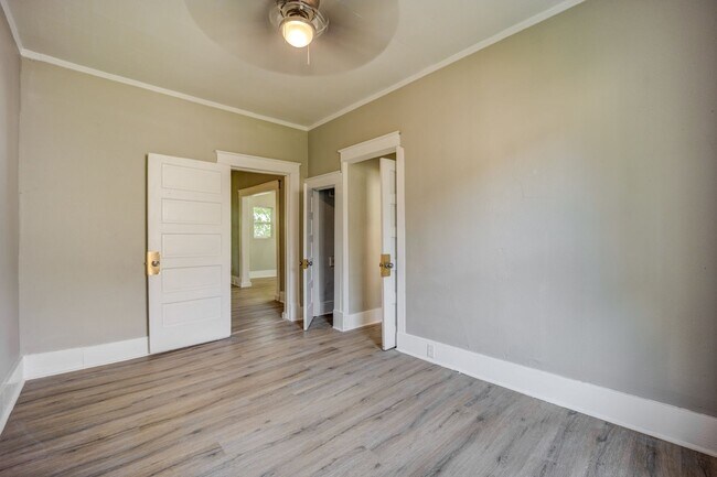 Building Photo - Freshly Updated 2 Bedroom House