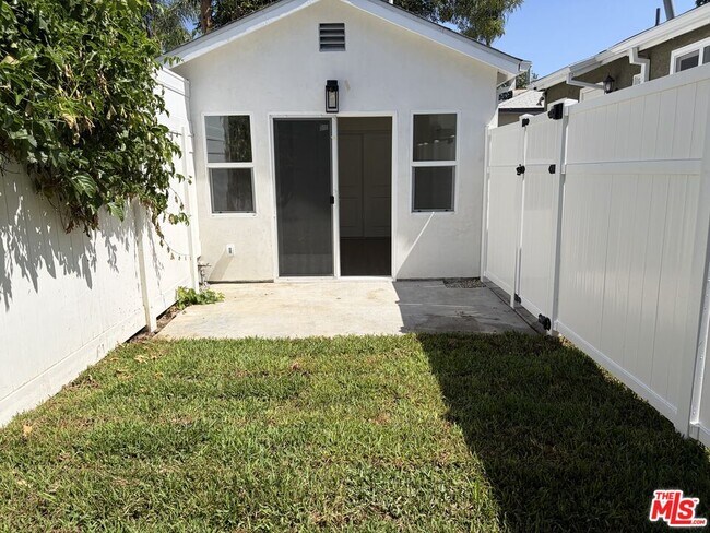 Building Photo - 15225 Valleyheart Dr
