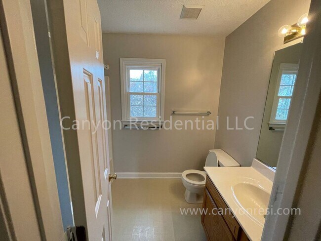 Building Photo - Beautiful 3b Room!Move in ready!