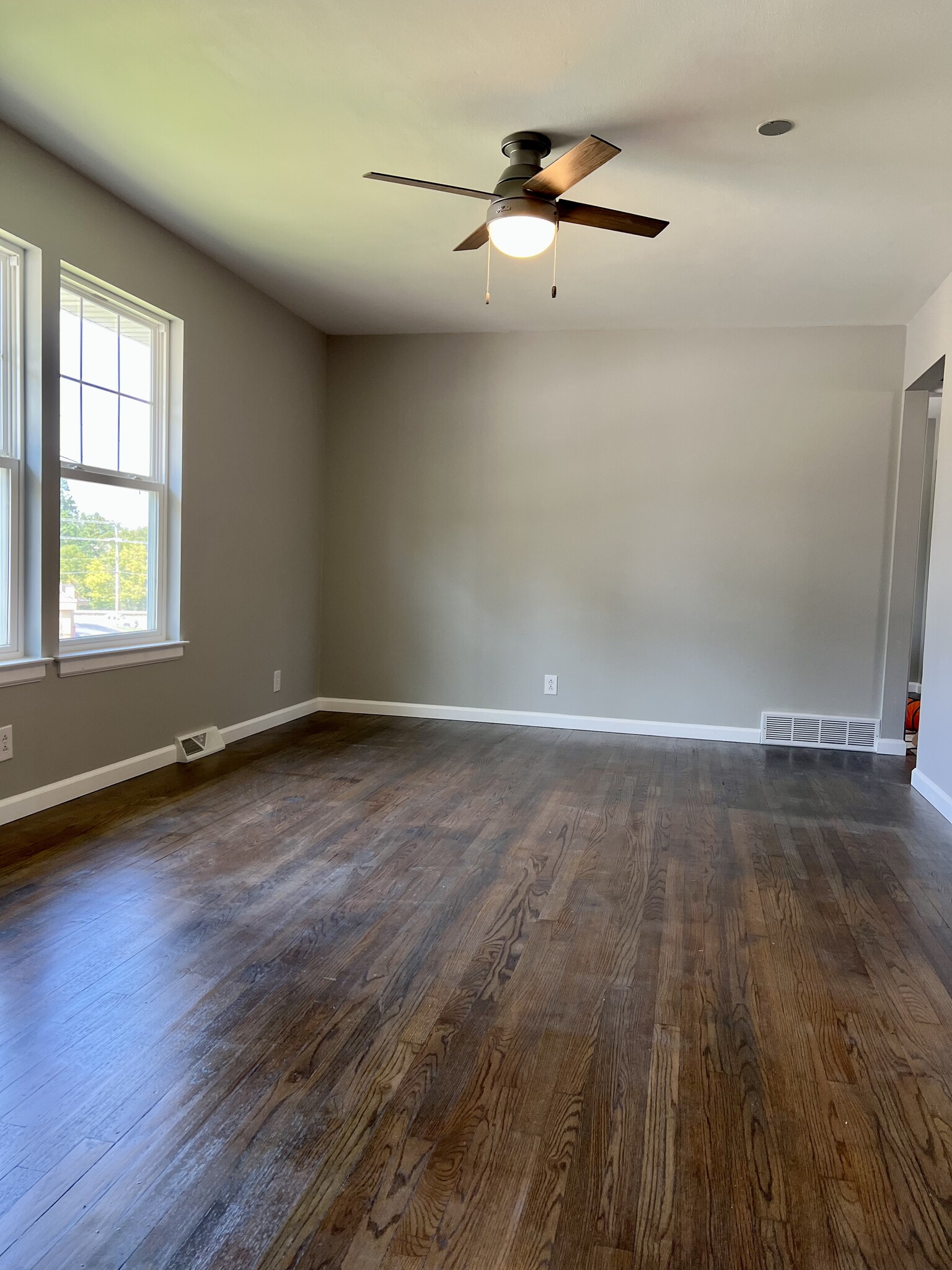 Living room with hardwood floors - 312 Crestview Dr